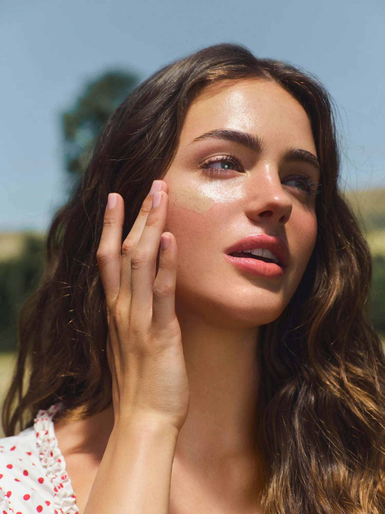 SunSerum-Lifestyle-3copy_d1b25c0e-d272-4bd1-b6ff-06ba4a36c300.webp