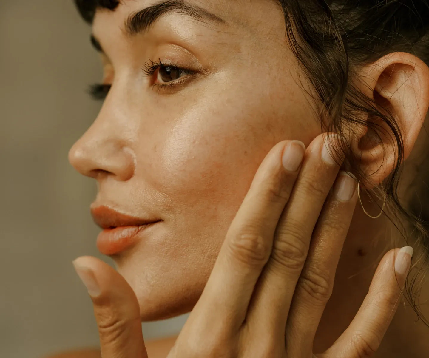 woman-applying-face-oil.webp